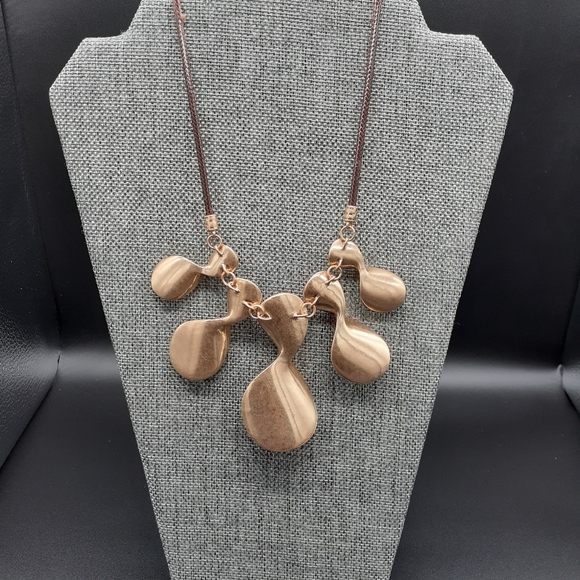 FashionFlipMeMe Jewelry - New! Beautiful Golden Bronze Chunky Statement Necklace